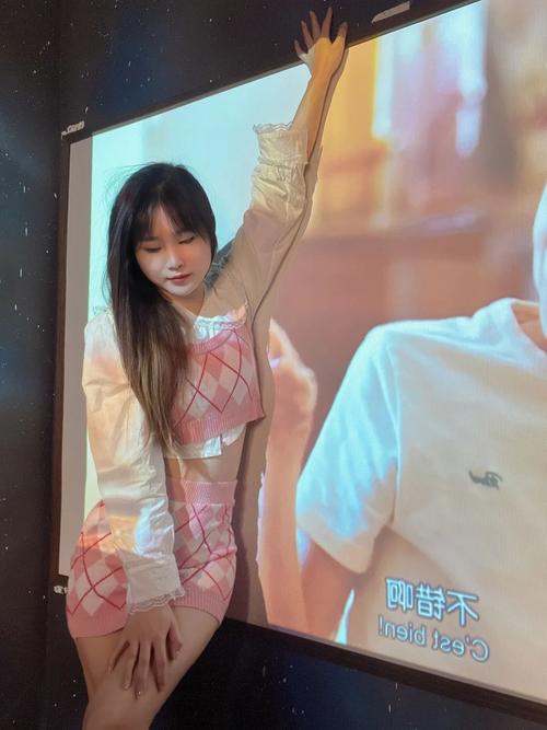 操哭美女大学生的相关介绍