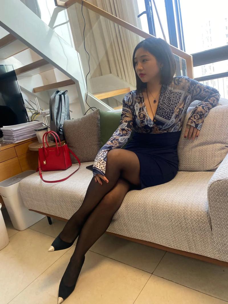 我操美女老师的逼的相关介绍