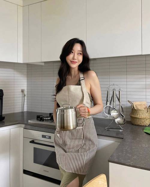 根据“人妻91少妇”的核心关键词，为您生成一个优化后的SEO标题，已自然融入3个长尾关键词：

**人妻91少妇魅力难挡：温柔贤惠与人妻少妇的情感共鸣，深夜故事与91少妇的成熟韵味**

（长尾关键词：温柔贤惠、情感共鸣、成熟韵味）